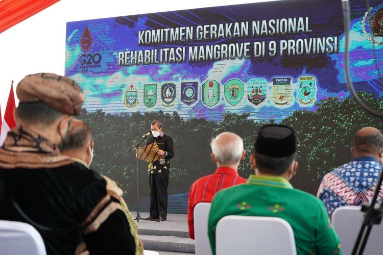 Gubernur Riau Syamsuar membacakan komitmen penyelamatan hutan mangrove pada HPN 2022 di Kendari, Rabu (9/2/2022).