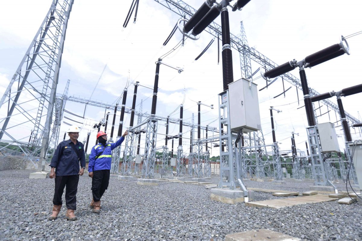 Aktivitas petugas PLN di lokasi Proyek Gardu Induk Tegangan Extra Tinggi (GITET) 500 kV Lengkong, Cibogo, Cisauk, Tangerang, Banten, Jumat (7/12/2018). PLN Unit Induk Transmisi Jawa Bagian Barat melakukan pekerjaan peningkatan kapasitas pada transmisi Saluran Udara Tegangan Tinggi (SUTET) 500 kV jalur Balaraja - Lengkong - Gandul (BALEGA).