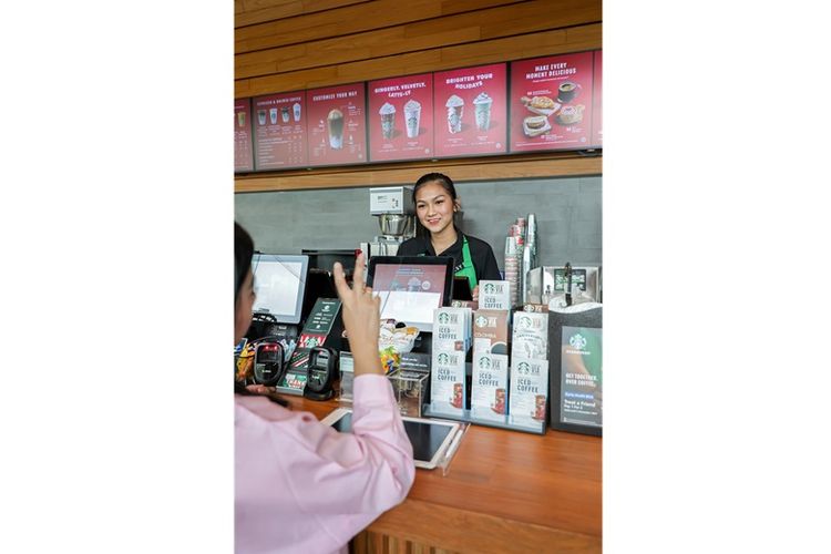 Chelsy Prilia Sitohang, salah satu barista Tuli di gerai Starbucks Signing Store Tata Puri. 