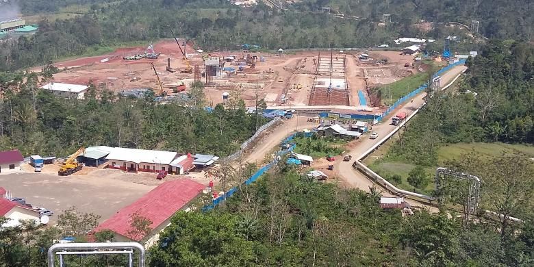 Proyek pembangunan pembangkit listrik tenaga panas bumi (PLTP) Unit III dan IV milik PT Pertamina Geothermal Energy di Ulubelu, Kabupaten Tanggamus, Provinsi Lampung, Senin (17/8/2015).