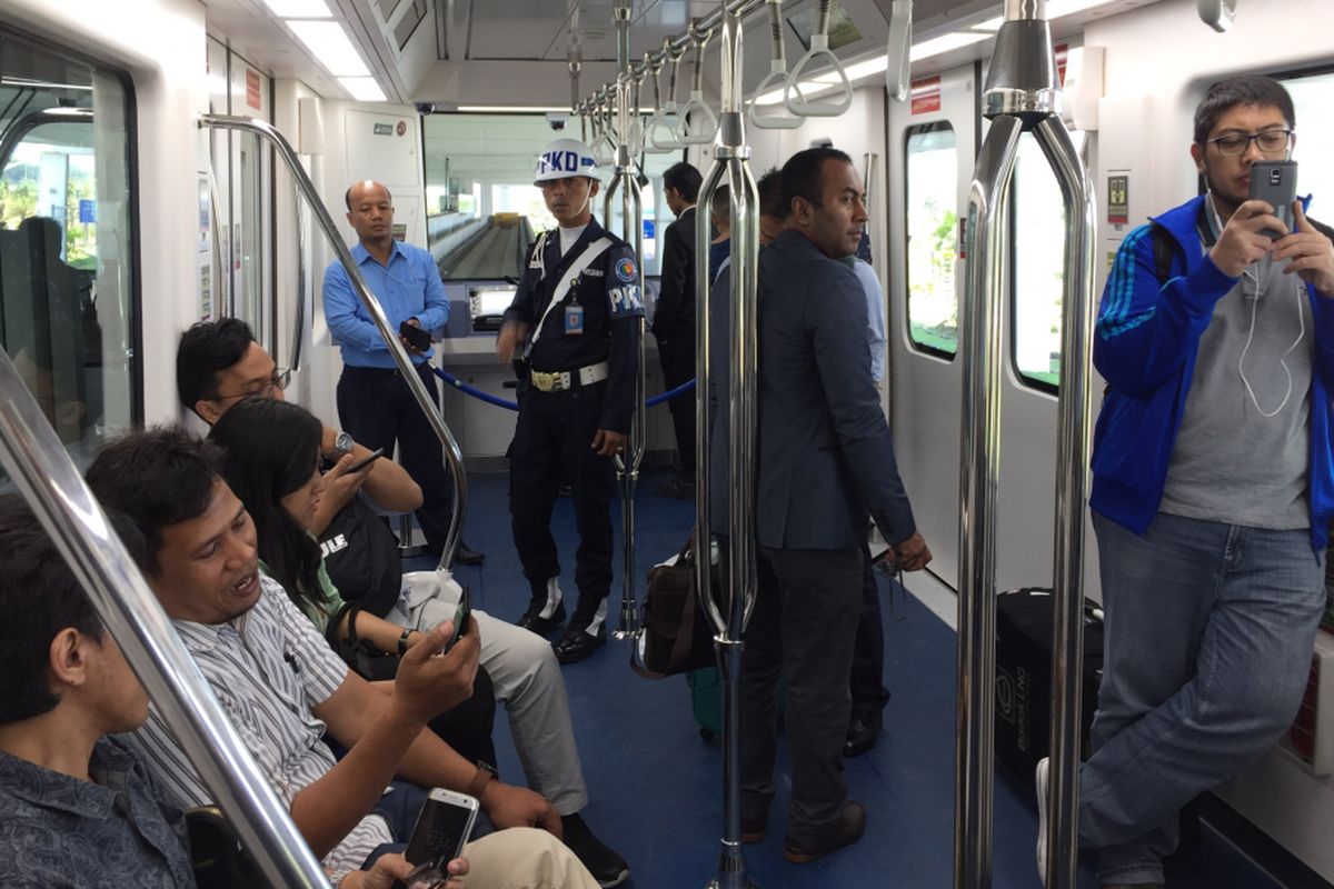 Layanan kereta tanpa awak atau skytrain di Bandara Soekarno-Hatta, Tangerang, saat beroperasi pada hari Senin (18/9/2017).