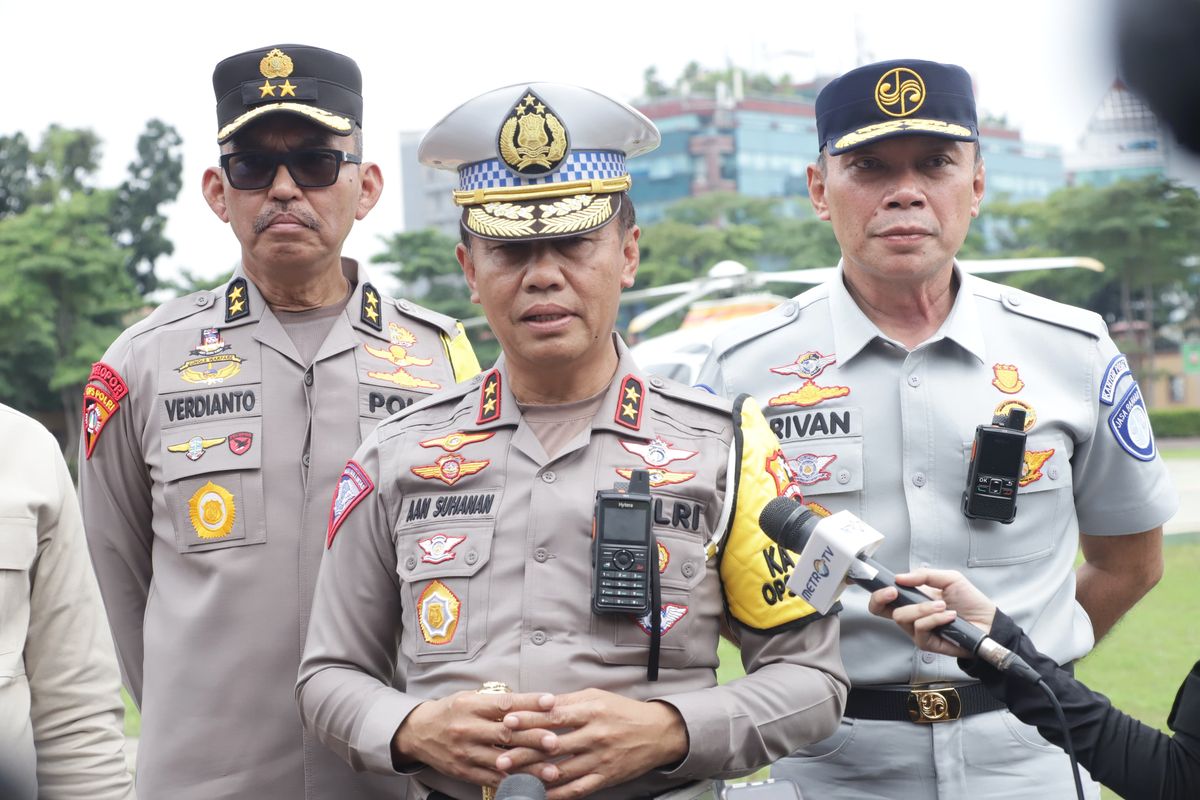 Direktur Utama (Dirut) Jasa Raharja Rivan A Purwantono, bersama Kakorlantas Polri Aan Suhanan dan Asops Kapolri Verdianto Iskandar Bitticaca saat meninjau arus mudik di Pelabuhan Merak dan Tol Cikampek, Sabtu (6/4/2024)