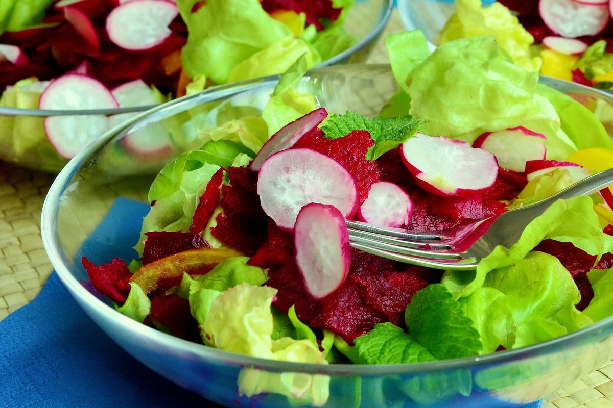 Contoh penyajian buah bit merah, yakni dengan dijadikan salad.