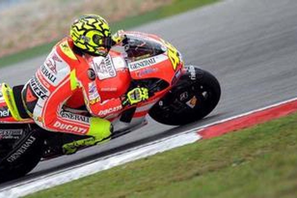 Pebalap Ducati, Valentino Rossi, saat hari pertama tes resmi kedua MotoGP 2011 di Sepang, Selasa (22/2/11).