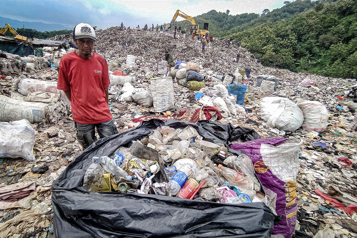 Ipin (45) seorang pemulung yang sudah 15 tahun menggantungkan ekonomi dari gunungan sampah TPA Sarimukti.