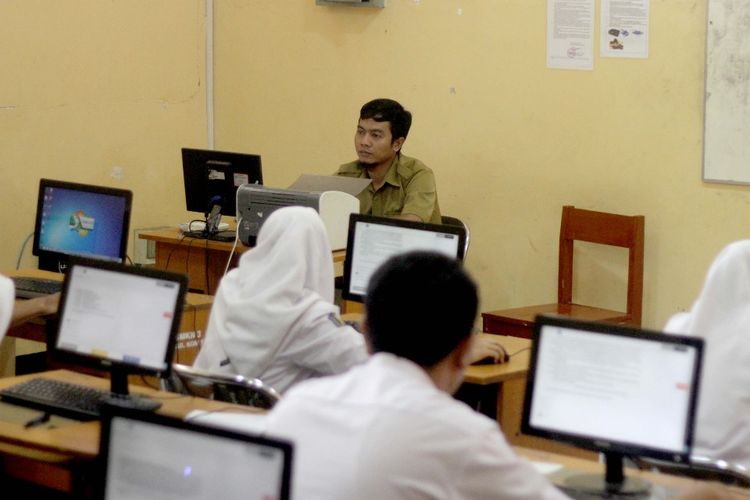 Sebanyak 200.000 siswa SMA/MA/SMLB di Provinsi Jawa Barat menghadapi Ujian Sekolah Berstandar Nasional (USBN), Senin (18/3/2019). 