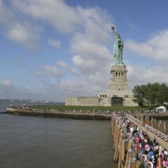 Para pengunjung menuju Pulau Liberty di New York, yang termasuk salah satu tempat wisata milik pemerintah yang ditutup mulai Selasa (1/10) karena penghentian operasi pemerintah
