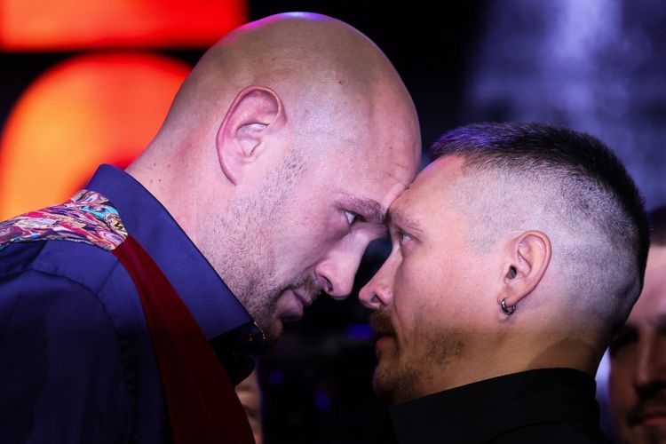 Mega duel Tyson Fury (kiri) vs Oleksandr Usyk kembali tertunda dengan hanya dua pekan tersisa sebelum pertarungan yang tadinya akan bergulir di Riyadh, Arab Saudi, pada 17 Februari tersebut.