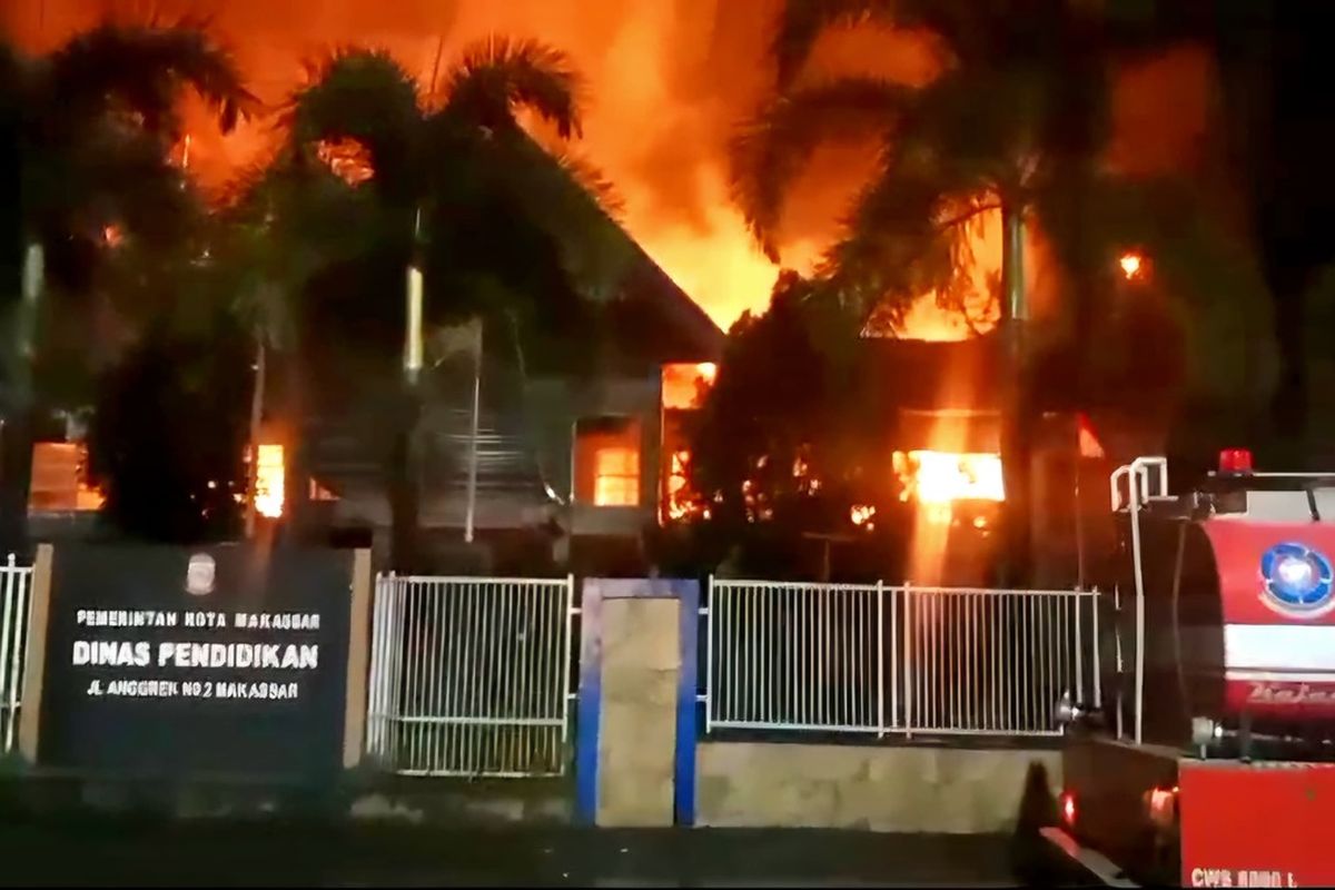 TERBAKAR: Kantor Disdik Makassar yang terletak di Jalan Anggrek Raya, Kecamatan Panakkukang, Kota Makassar, Sulsel, terbakar habis, Sabtu (11/1/2025) sekitar pukul 02.30 Wita.