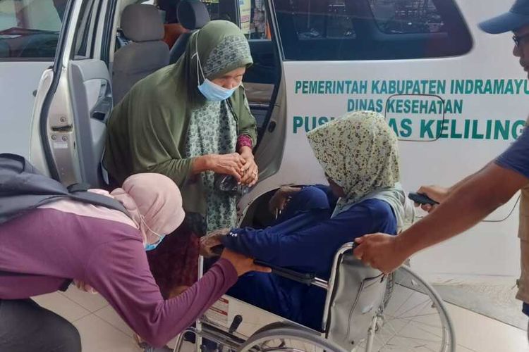 Robert bersama Tim Dinsos, Puskesmas, dan Pemerintah Desa Singaraja, Kabupaten Indramayu mengevakuasi Safitri ke RSUD Indramayu, Jumat petang (14/1/2023). Penanganan terhadap Safitri TKW yang alami gangguan jiwa menjadi perhatian langsung Menteri Sosial Tri Rismaharini