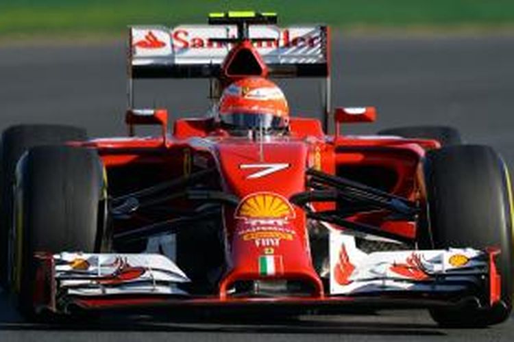 Pebalap Ferrari asal Finlandia, Kimi Raikkonen memacu mobil dengan nomor 7 pada sesi latihan kedua GP Australia, di Sirkuit Albert Park, Melbourne, Jumat (14/3/2014).