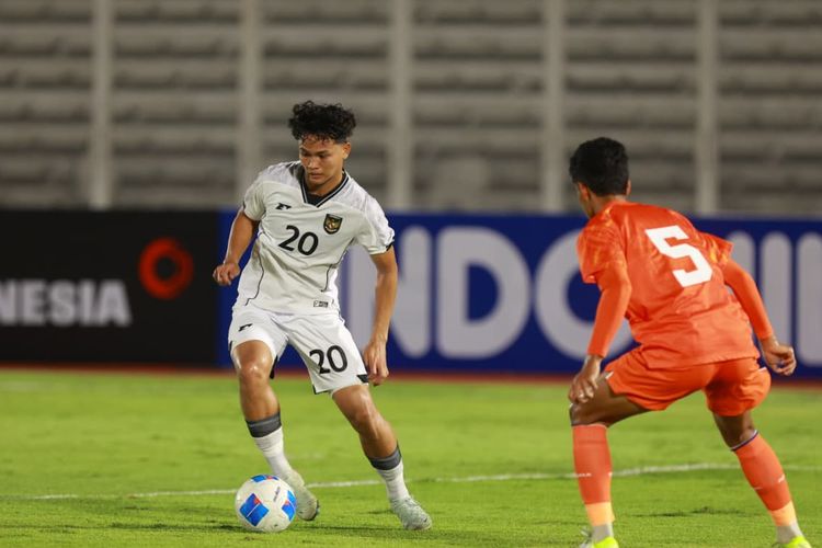 Striker Timnas U23 Indonesia, Hokky Caraka, beraksi pada pertandingan uji coba kedua Timnas U23 Indonesia vs India di Stadion Madya, Jakarta, pada Senin (13/10/2025) malam WIB.