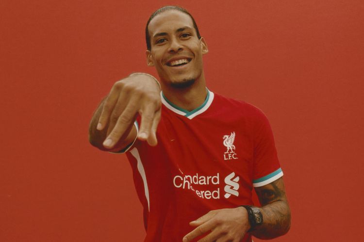 Bek Liverpool, Virgil van Dijk, berpose dengan jersey baru The Reds unutk musim 2020-2021. Seragam ini juga kali pertama Liverpool menggunakan Nike untuk menggantikan New Balance.