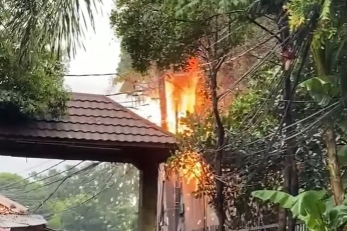 Kabel Listrik di Kebagusan Raya Terbakar Saat Hujan