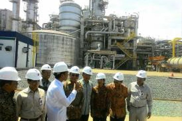 Presiden Jokowi (Kemeja Putih) sedang memberikan instruksi saat meninjau Pabrik Kaltim-5 milik PT Pupuk Kaltim di Bintang, Kamis (19/11/2015)