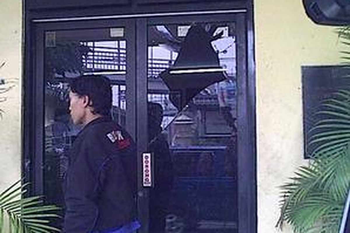 Akibat penyerangan dan perusakan yang terjadi, Sabtu (4/9) dini hari, kaca pada pintu masuk kantor Polsek Metro Matraman pecah. Penyerangan diduga terkait razia balap liar sehari sebelumnya.