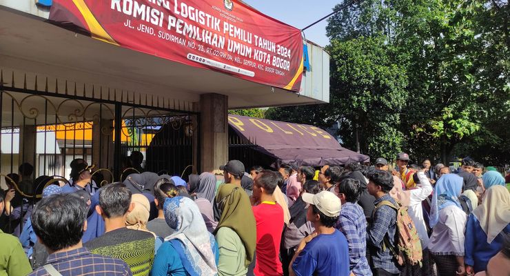 Cerita Ibu-ibu dan Mahasiswi di Bogor, Diupah Rp 200.000 Jadi Tenaga Pelipat Surat Suara Pemilu 2024