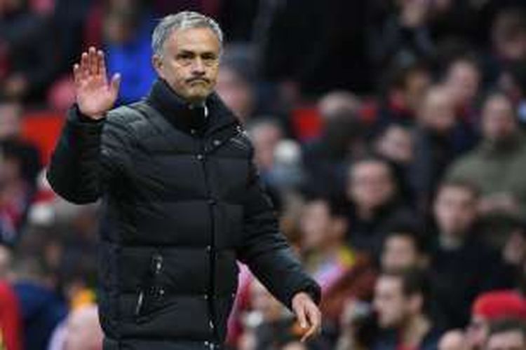 Manajer Manchester United, Jose Mourinho, melambaikan tangan ke penonton seusai laga Premier League kontra Arsenal di Old Trafford, pada 19 November 2016.