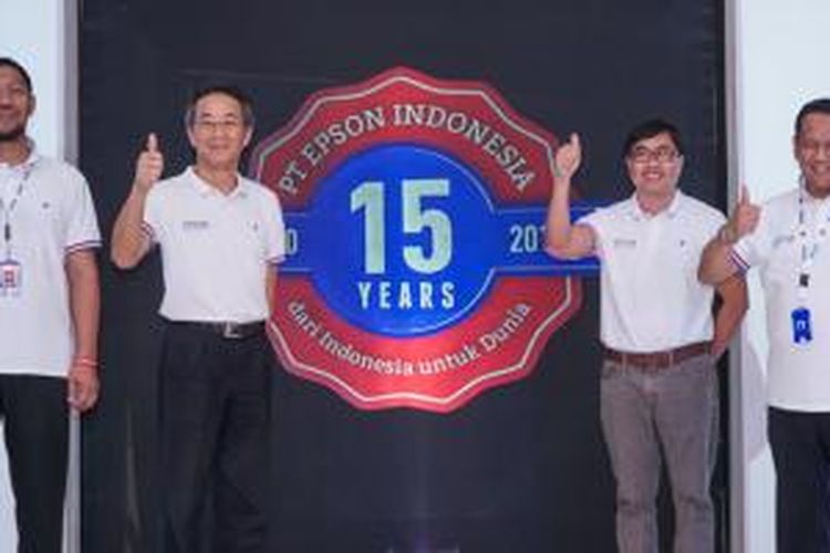 Dari kiri ke kanan: Deputy Country Manager PT Epson Indonesia Muchammad Husni Nurdin, Direktur PT Epson Indonesia Tanaka Toshimitsu, Senior GM Sales & Marketing PT Epson Indonesia Ng Ngee Kiang, dan Corporate Sales Department Head PT Epson Indonesia Andryanto Candra Wijaya berpose bersama dalam perayaan ulang tahun ke-15 PT Epson Indonesia di Hotel Ritz Carlton, Bali, Sabtu (7/11/2015)