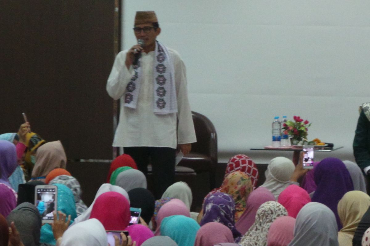 Sandiaga di hadapan ibu-ibu Majelis Taklim Qonita, di Gedung Robbani, Rawamangun, Jakarta Timur, Jumat (3/3/2017).