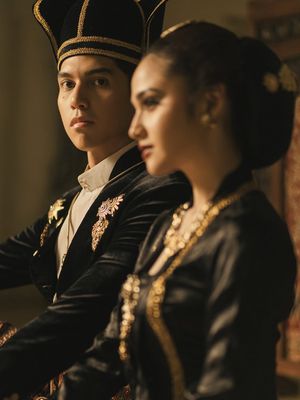 Detail style prewedding Syifa Hadju dan El Rumi tampil elegan dalam nuansa royal Jawa, dari kebaya klasik hingga aksesori emas yang berkelas.
