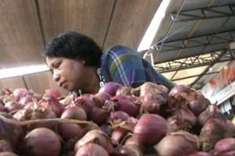 Harga-harga sembako di Polewali Mandar, Sulawesi Barat menjelang lebaran tak kunjung turun. Harga bawang pun naik hingga Rp 80 ribu. Padahal di awal Ramadhan, komoditi ini sudah naik hingga Rp 65 ribu per kilogram.