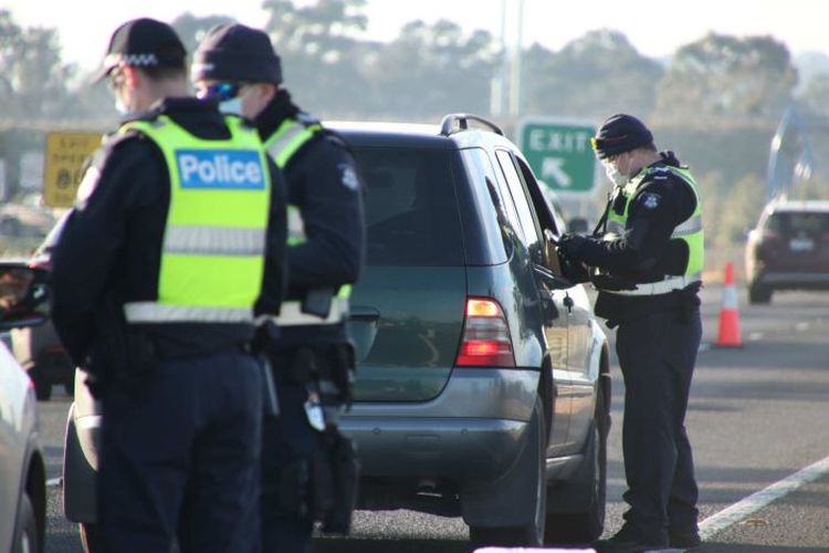 Polisi mulai melakukan penerapan aturan social distancing di sekitar Melbourne saat wilayah ini memasuki lockdown untuk kedua kalinya.