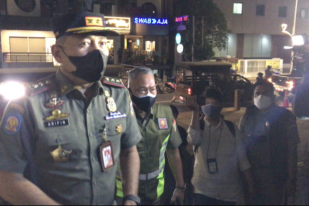 Kepala Satuan Polisi Pamong Praja (Satpol PP) DKI Jakarta meninjau Holywings Cafe di Jalan Kemang Raya, Bangka, Mampang Prapatan, Jakarta Selatan pada Senin (6/9/2021) malam.