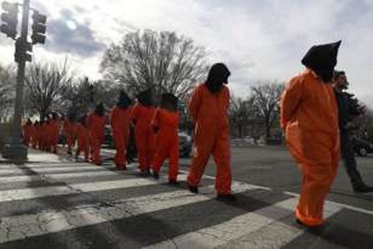 Sejumlah peserta unjuk rasa melakukan di Washington, DC, 11 Januari 2017 lalu. Aksi ini menandai 15 tahun masuknya tahanan pertama di pusat detensi Guantanamo.  