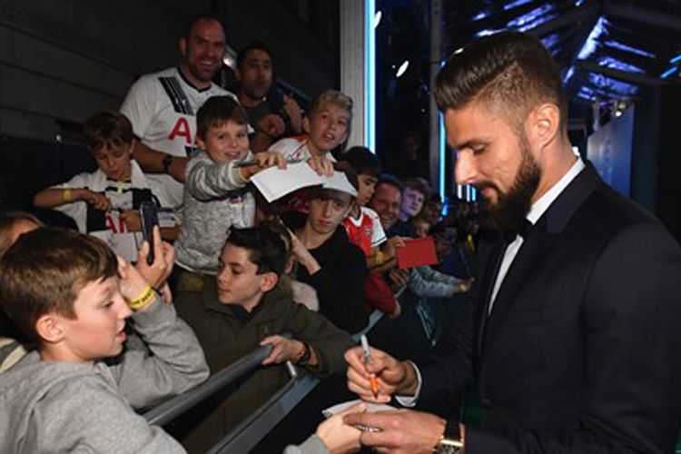 Striker Arsenal, Olivier Giroud, memberi tanda tangan kepada para pengunjung di The London Palladium jelang FIFA The Best Football Awards 2017, Senin (23/10/2017).