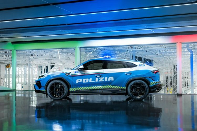 Polisi Italia memesan Lamborghini Urus untuk dipakai dalam tugas kesatuan. Mobil SUV sport tersebut akan dipakai untuk transportasi medis mendesak berupa organ dan plasma.