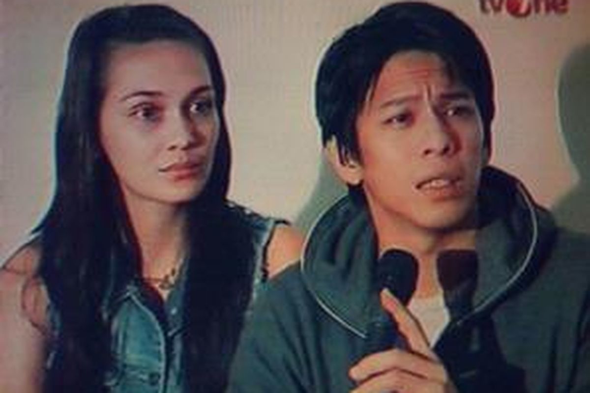 Indonesias pop singer Nazril "Ariel" Irham (R) and his television star girlfriend Luna Maya speak during an exclusive interview with TVONE station in Jakarta  June 14, 2010 in this frame grab taken on June 15, 2010, over the controversial release of video clips appearing to show the top starlets having sex. The clips have sparked renewed calls for tighter Internet controls in majority-Muslim Indonesia and more use of a controversial anti-pornography law. The stars have denied it is them in the clips.