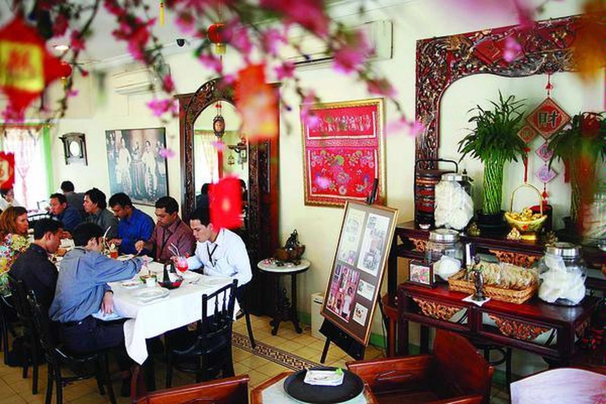 Suasana Kedai Tiga Nyonya, Pancoran, Jakarta (atas). Aneka menu Kedai Tiga Nyonya (kiri ke kanan): ikan bakar spesial tiga nyonya, asam-asam iga sapi, soka salad mangga, es cinteng, es tiga nyonya, sambal tomat, dan sambal kecap bumbu petis.