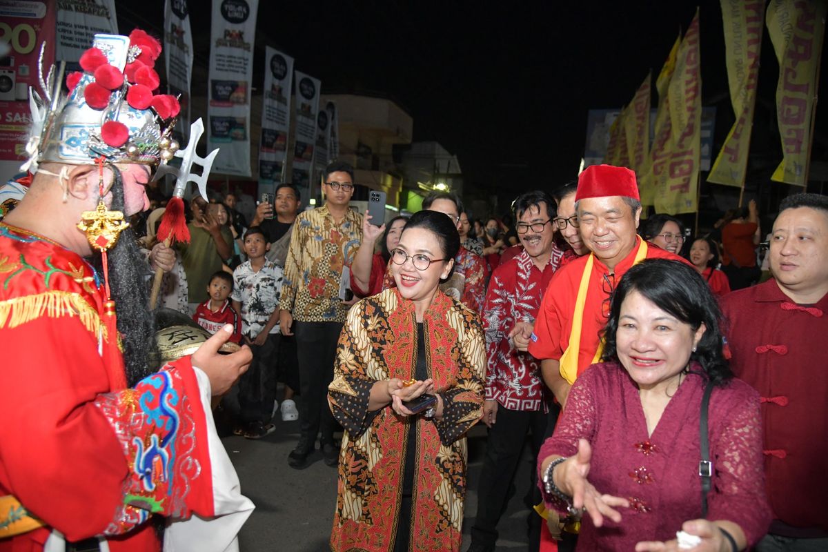 Wali Kota Semarang, Agustina Wilujeng, saat menghadiri Gelar Tuk Panjang Pasar Imlek Semawis 2577 di Gang Gambiran, Jumat (13/2).