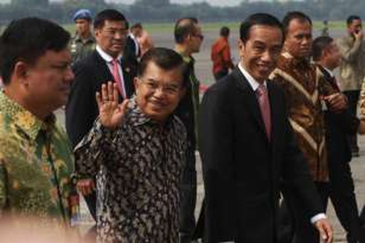 Presiden Joko Widodo didampingi Wapres Jusuf Kalla berjalan menuju ruang VVIP setibanya di Bandara Internasional Halim Perdanakusuma, Jakarta Timur, Jumat (19/2/2016). Presiden beserta delegasi tiba kembali di Tanah Air usai melakukan lawatan ke Amerika Serikat untuk menghadiri KTT ASEAN-AS, berkunjung ke Silicon Valley dan menjadi pembicara utama dalam US-ASEAN Business Council.