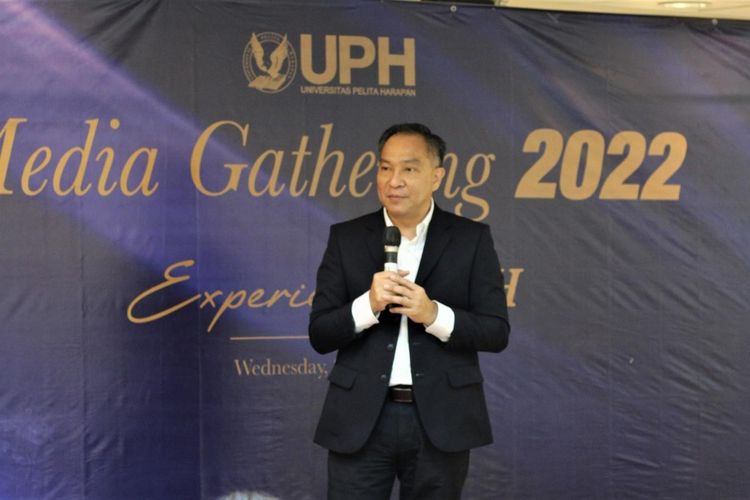  Wakil Rektor Bidang Marketing dan Growth UPH Binsar Pandiangan memberikan paparan seputar capaian UPH 