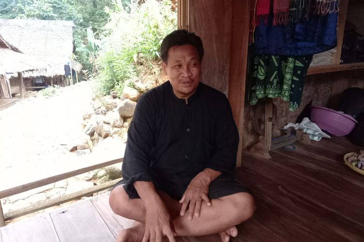 Sarpin, salah satu tokoh Baduy Luar dan juga bertugas di Desa Kanekes sebagai Kepala Urusan Pemerintah.

