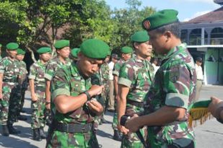 Komandan Kodim 0705 Magelang, Letnan Kolonel Arm I Made Gede Antara, secara simbolis memberikan sebuah jam tangan Panglima TNI Jenderal Moeldoko kepada Bintara Pembina Desa (Babinsa) setempat, di lapangan Makodim 0705 Magelang, Rabu (24/6/2015). 