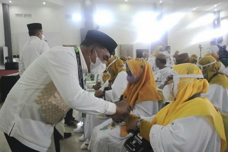 Kepala Kantor Wilayah Kementerian Agama Provinsi Gorontalo Syafrudin Baderung mengenakan gelang identitas jemaah calon haji di asrama haji Gorontalo. Gelang ini berisi identitas setiap orang yang harus dikenakan sejak berangkat sampai kepulangan.