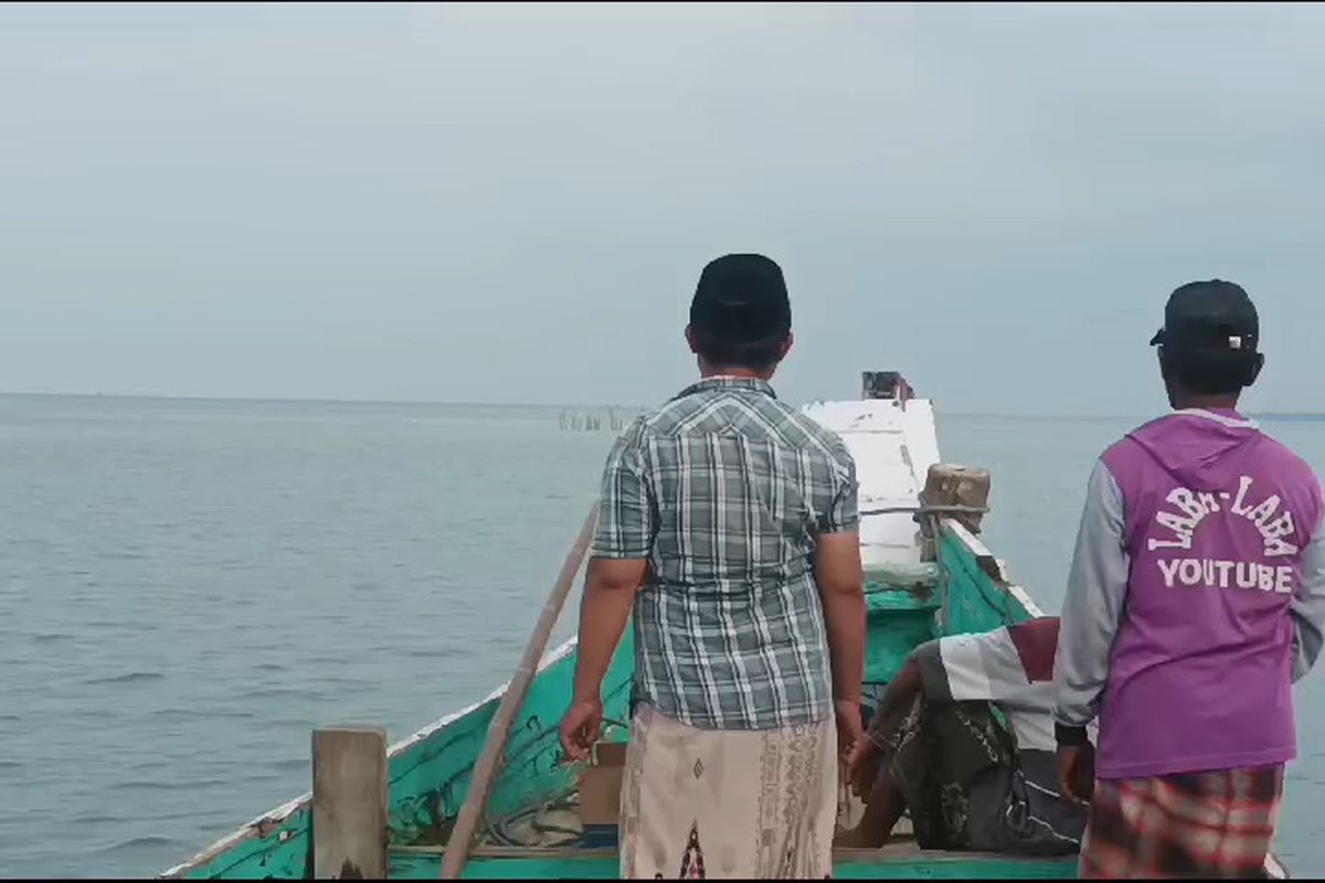 Warga saat berada di atas laut yang sudah memiliii SHM. 