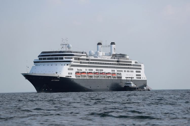 Kapal pesiar MS Zaandam di lepas pantai Panama City, Panama. Foto diambil pada 27 Maret 2020.