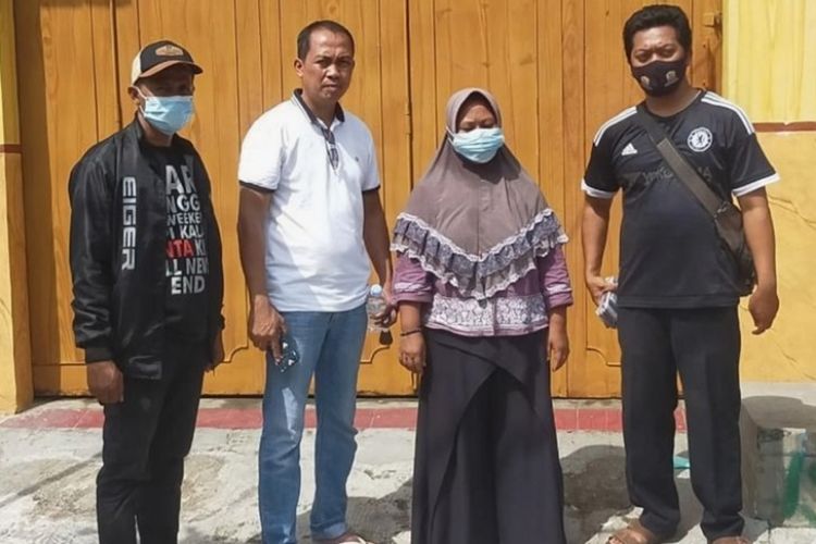 Tarmiati alias Mia, ditangkap polisi setelah dilaporkan menipu ratusan ibu-ibu di Mojokerto, Jawa Timur, dengan dalih arisan lebaran.