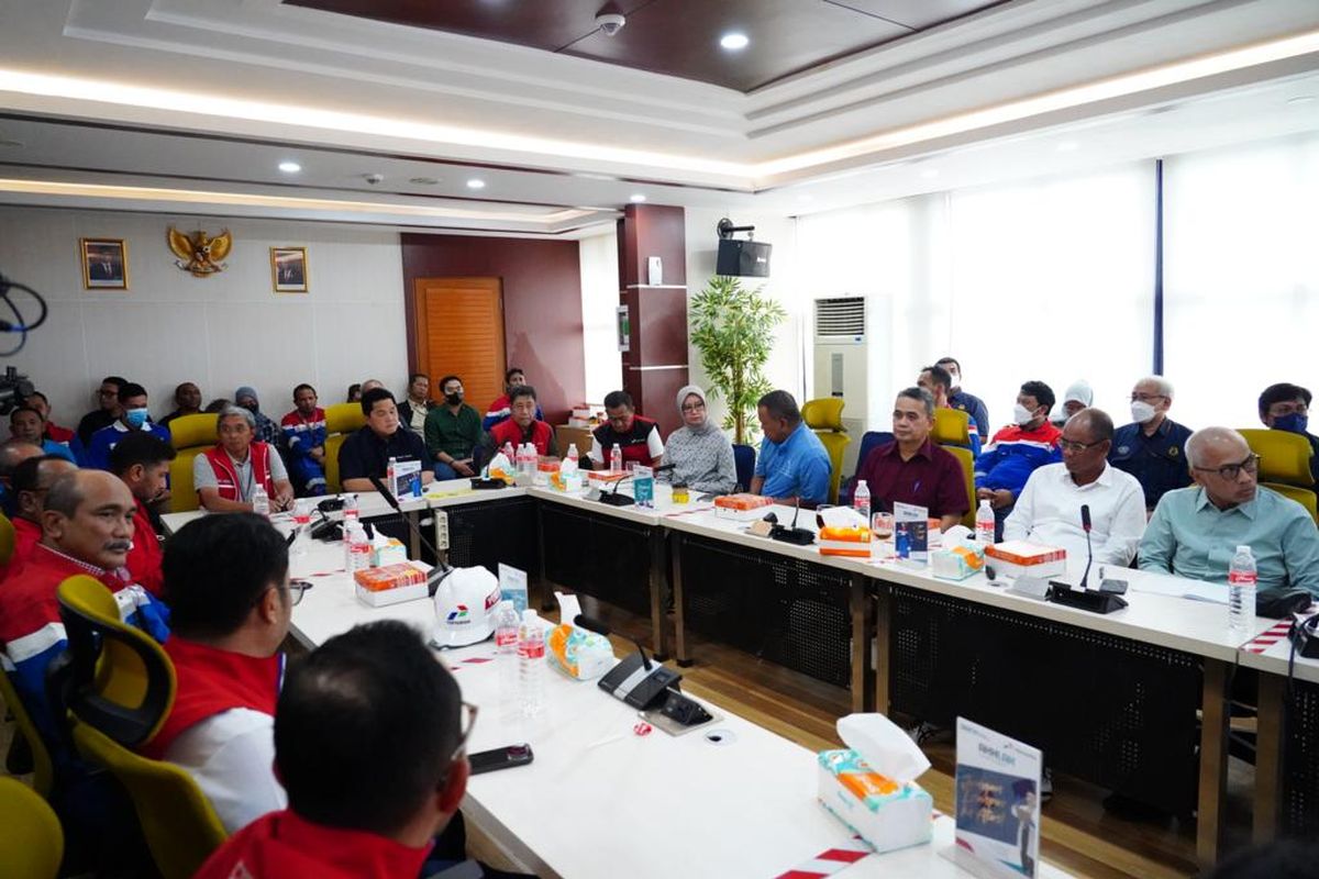 Kunjungan Kepala Badan Pengatur Hilir Minyak dan Gas Bumi (BPH Migas) ke Terimnal Bahan Bakar Minyak (TBBM) Plumpang untuk memastikan kondisi terakhir pasca insiden kebakaran pada, Sabtu (4/3/2023).