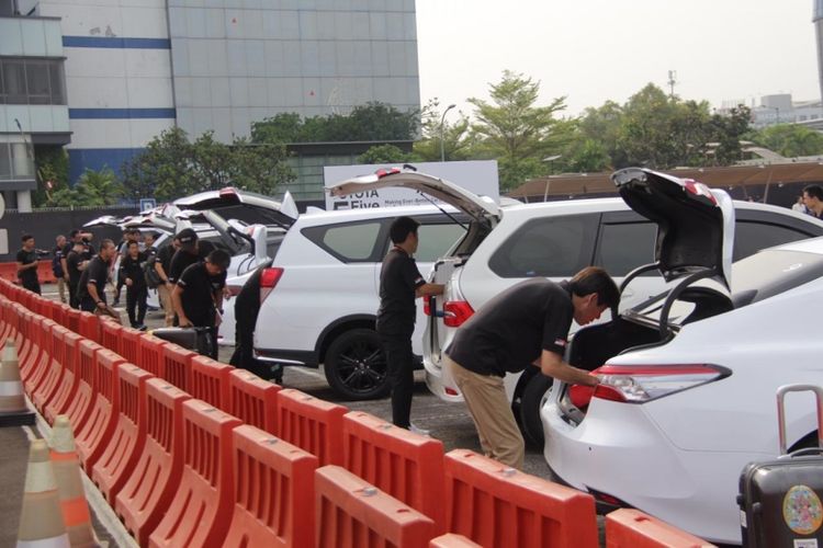 Para pegawai Toyota bersiap menjelajah Indonesia yang menjadi bagian dalam rangkaian petualangan ?5 Continents Drive?