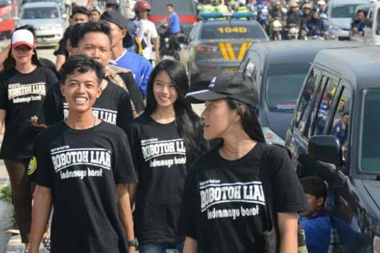 Para suporter Persib Bandung Minggu madati kawasan Stadion Gelora Bandung Lautan Api sebelum pertandingan Persib vs Persija Jakarta, Sabtu (16/7/2016)