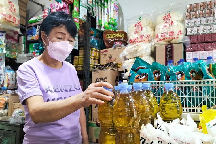 Potret Pejual minyak goreng curah di Pasar Legi, Kota Solo, Jawa Tengah.