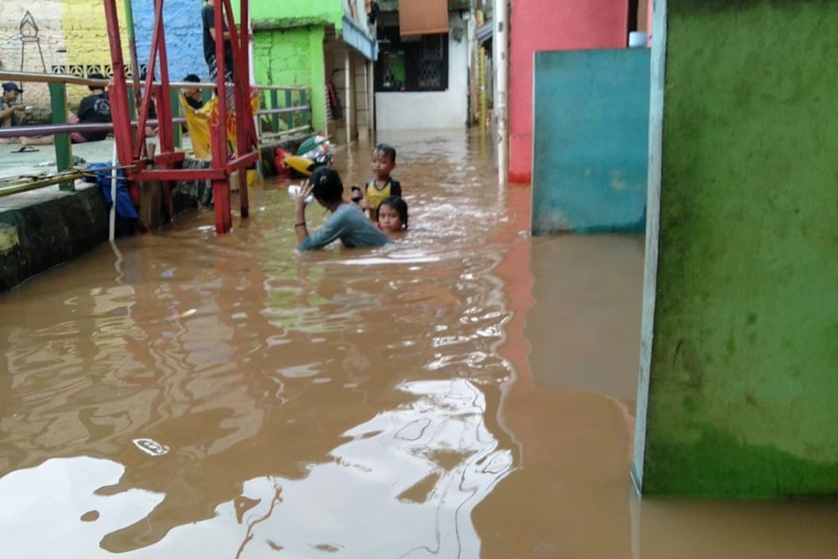 Banjir yang menggenangi kawasan Pondok Pinang, Jakarta Selatan, pada Senin (17/5/2021)