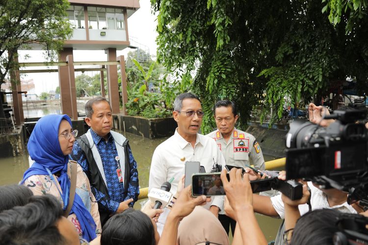 Pj Gubernur Heru Budi Hartono meninjau peralatan di Rumah Pompa Kramat Sentiong pada 29 Februari 2024.