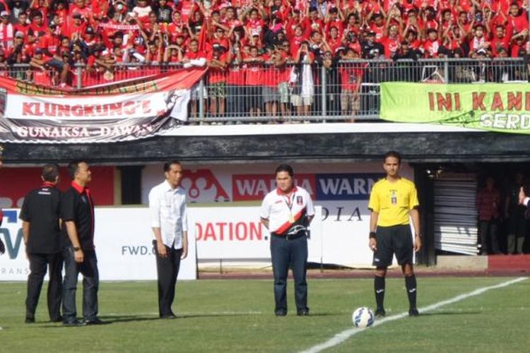 Presiden Joko Widodo saat melakukan tendangan pertama dalam acara pembukaan Piala Presiden 2015 di Stadion I Wayan Dipta, Gianyar, Bali, Minggu (30/8/2015).