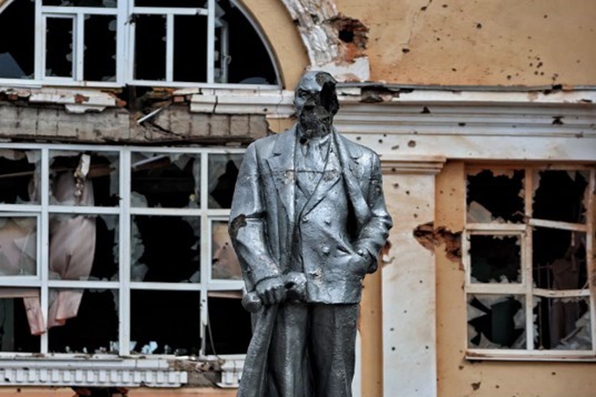 Foto yang diambil pada 16 Agustus 2024, saat tur media yang diselenggarakan oleh Ukraina, menunjukkan patung pendiri Uni Soviet Vladimir Lenin yang rusak di kota Sudzha, wilayah Kursk, yang dikuasai Ukraina di Rusia, di tengah invasi Rusia di Ukraina. Kyiv mengatakan pada 16 Agustus 2024, serangannya ke wilayah Rusia telah mencapai kemajuan, mengklaim bahwa hal itu bertujuan untuk memaksa Rusia bernegosiasi dengan persyaratan yang ?adil?, ketika pasukan Moswa mengumumkan kemajuan baru di Ukraina timur. Dua setengah tahun setelah invasi Rusia ke Ukraina, pasukan Kyiv pada tanggal 6 Agustus 2024 melancarkan serangan balasan besar-besaran ke wilayah Kursk Rusia, menyebabkan lebih dari 120.000 orang melarikan diri. 
